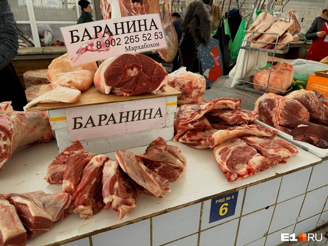 Мясо разделывают прямо на месте | Источник: Дарья Костомина / E1.RU