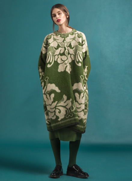 Эстонский дизайнер шьет пальто из старых одеял