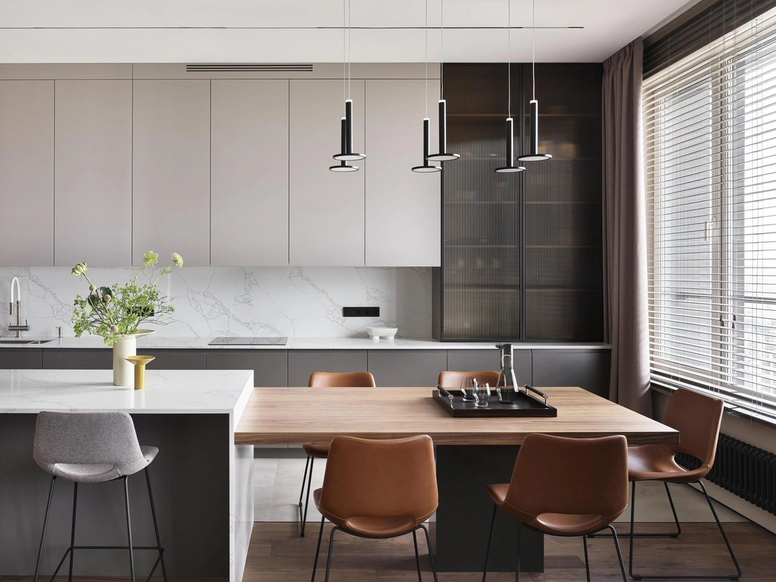 Корпусная мебель изготовлена на заказ компанией DM-Decor. Стулья, La Forma/Barcelona Design. Светильники над столом, Nova Luce. Стеклянный графин и поднос, Nude Glass, Décor Ouvet. Вазы на столе, Audo CPH, GK Concept. Жалюзи, Roltech Decor. Шторы, Decor_Inna. Радиаторы, Solira. | Источник: Сергей Ананьев. Стиль: Кира Прохорова