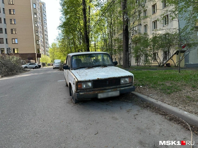Ржавый автомобиль со спущенными колесами | Источник: Андрей Кузнецов / MSK1.RU