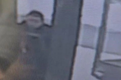 Неизвестный мужчина приставал к 15-летней девочке у магазина