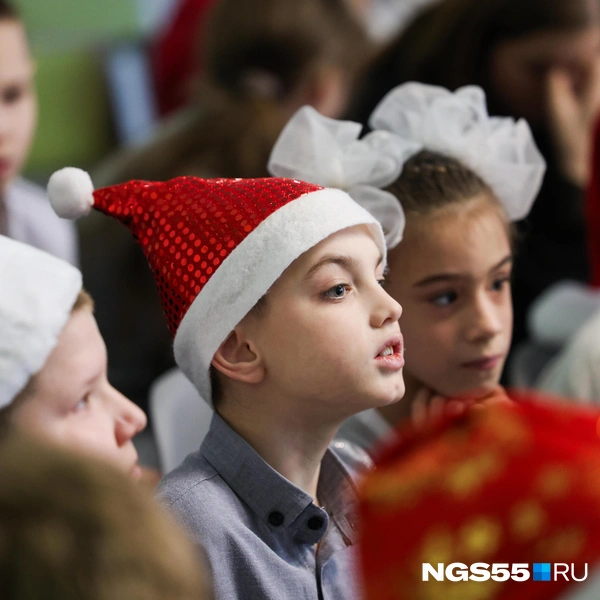 Многие пришли в красных колпаках | Источник: Евгений Софийчук / NGS55.RU