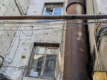 Фасад дома со двора | Источник: Оксана Витязь / SOCHI1.RU