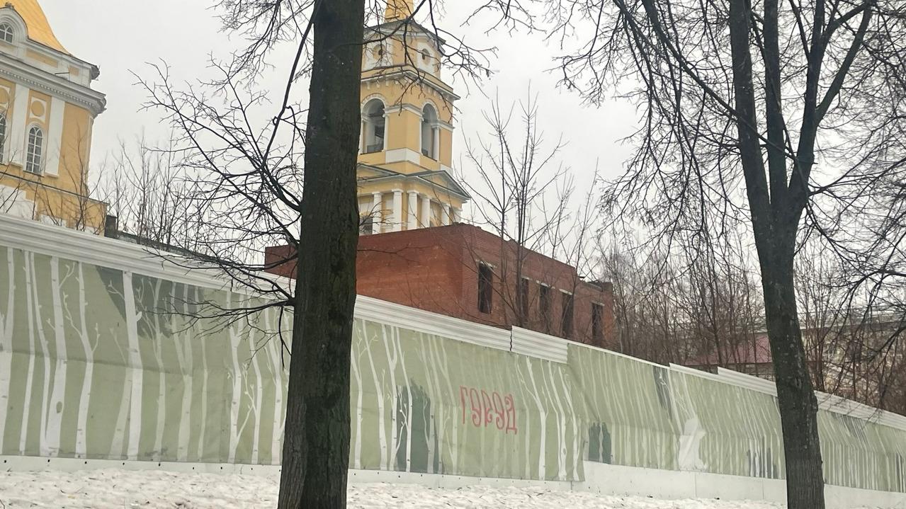 На улице Окулова рядом с бывшей Пермской галереей строят дом из красного  кирпича - 18 апреля 2024 - 59.ру