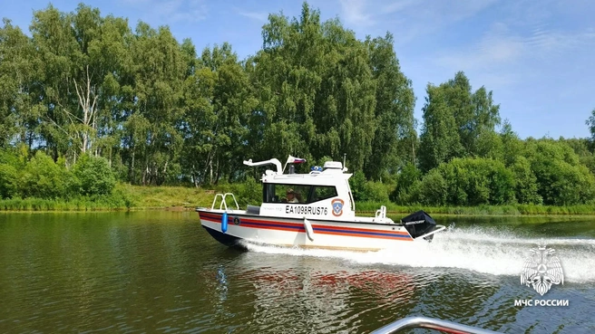 В Ярославской области перевернулась лодка с людьми | Источник: МЧС Ярославской области / Max.ru