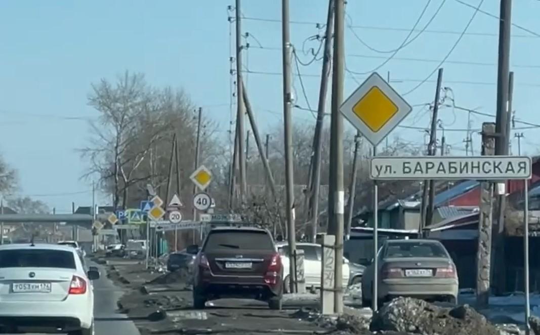 В Челябинске нашли улицу с сумасшедшим количеством знаков. Полюбуйтесь на эти «джунгли»