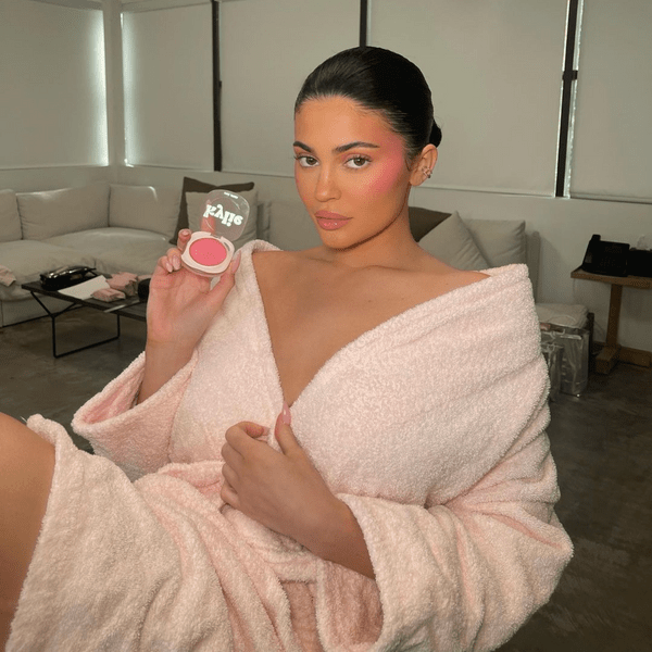 Розовые румяна + глянцевый блеск: главные тренды летнего макияжа 2022 от Кайли Дженнер