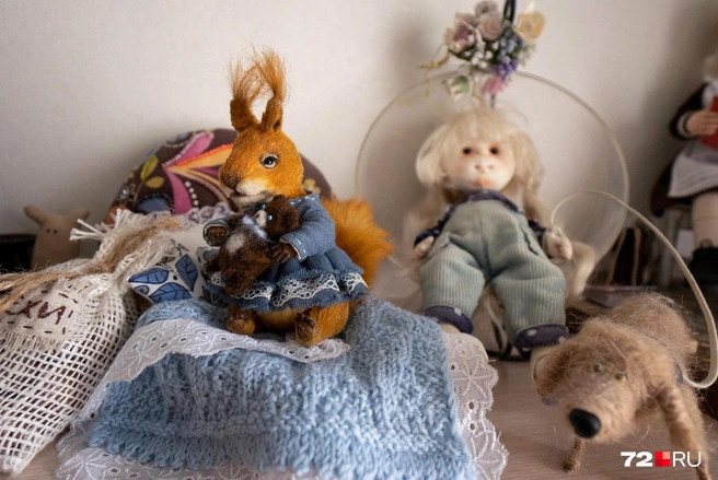 Создавать красоту своими руками Анастасия любит с детства. И окружать себя красивым: эту белочку, например, сделала ее талантливая приятельница | Источник: Илья Чикотин / 72.RU