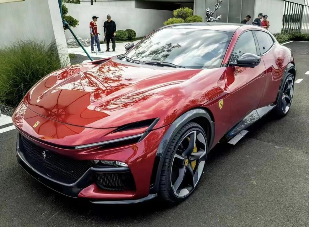 Ferrari Purosangue был презентован публике в 2022 году, и вот, спустя четыре года, итальянскую «игрушку» из автопарка «Нефтьмагистрали» раз за разом штрафуют в Москве | Источник: Zoerides / commons.wikimedia.org