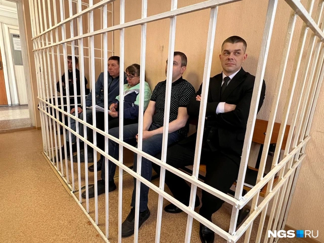 Отчим потерпевшей, ее мама, дядя и помогавший им частный детектив (слева направо) могут провести в колонии от 12 до 15 лет | Источник: Анна Скок / NGS.ru