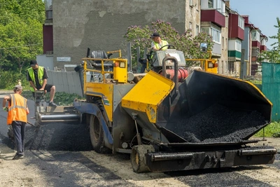 Новый асфальт укладывают в планировочном районе Луговое