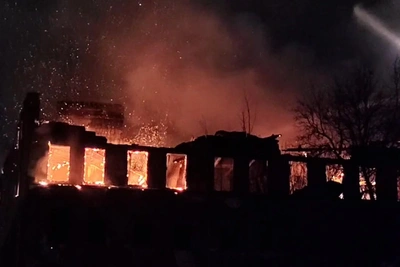Два этажа и флигель горят в заброшенном доме в Петербурге