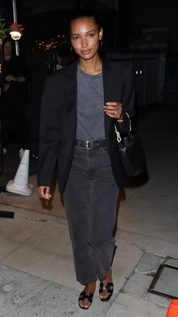 Идеальная база: новый минималистичный образ Жасмин Тукс, который стоит взять на заметку | marieclaire.ru