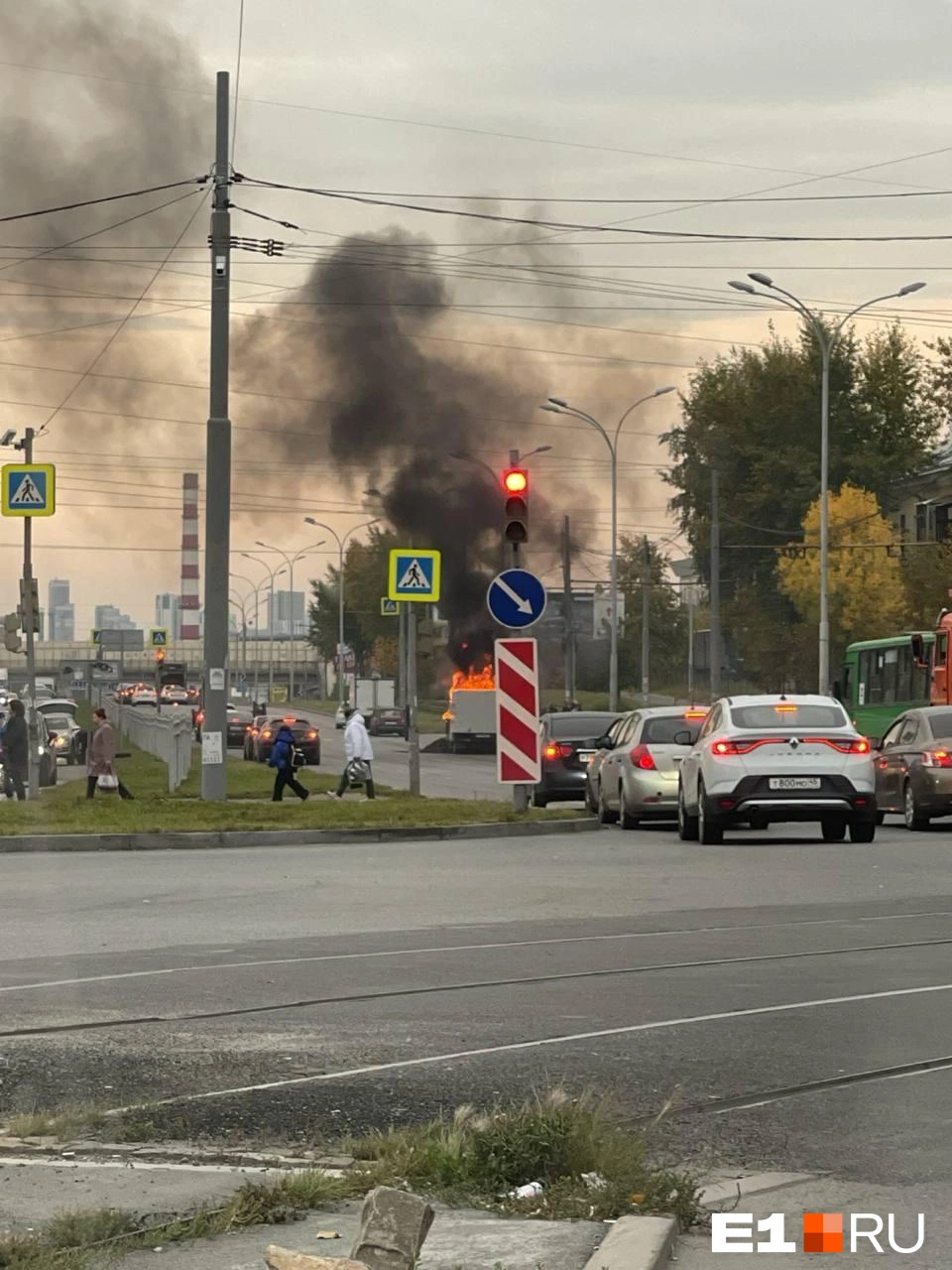 В Екатеринбурге на Сортировке прямо на дороге вспыхнула «Газель» - 22  сентября 2023 - Е1.ру