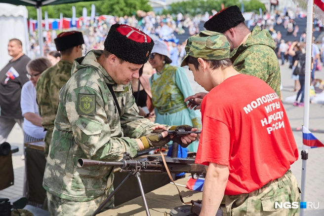 Новосибирцев учили обращаться с оружием | Источник: Александр Ощепков / NGS.RU