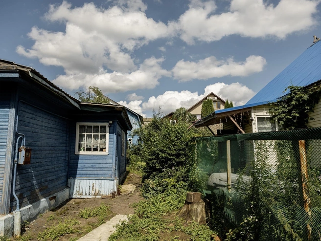 Дома стоят очень близко друг к другу. | Источник: Александр Куренной / 76.RU