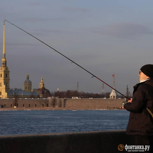 Рыбаки не упускают возможности насладиться видами города с удочкой в руках | Источник: Марина Мамонтова / «Фонтанка.ру»