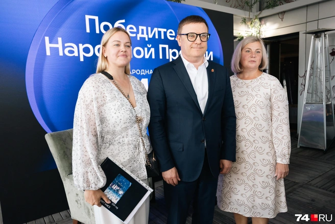 Основатель Liberty dance (победитель в номинации «Творческая студия года» в 2025 году) Елена Нечет (слева) и pr-менеджер танцевальной студии Наталья Коршунова не упустили возможность сфотографироваться с губернатором | Источник: Наталья Лапцевич