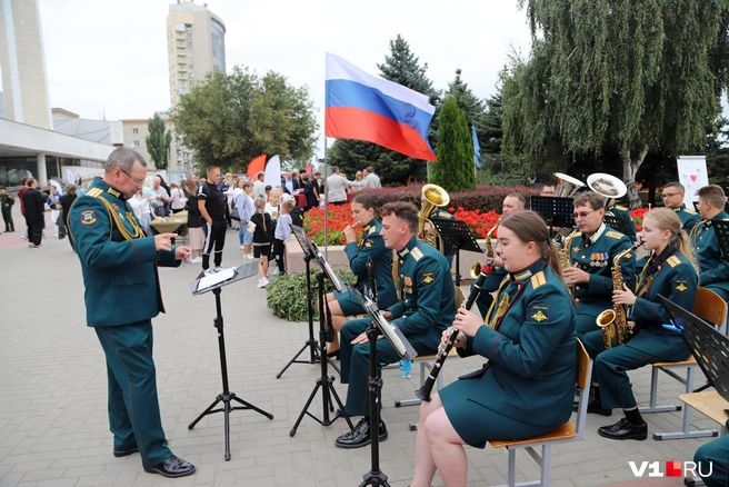 Звуковое сопровождение на площадках обеспечивал военный оркестр | Источник: Константин Завриков / V1.RU