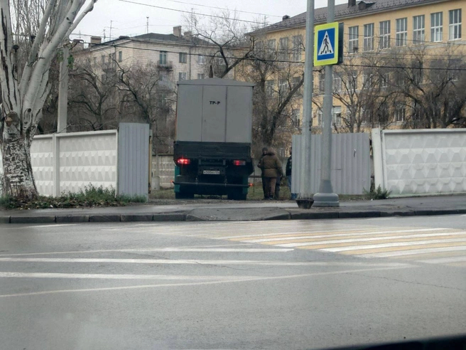Трансформаторную подстанцию привезли на бортовом грузовике | Источник: читатели V1.Ru