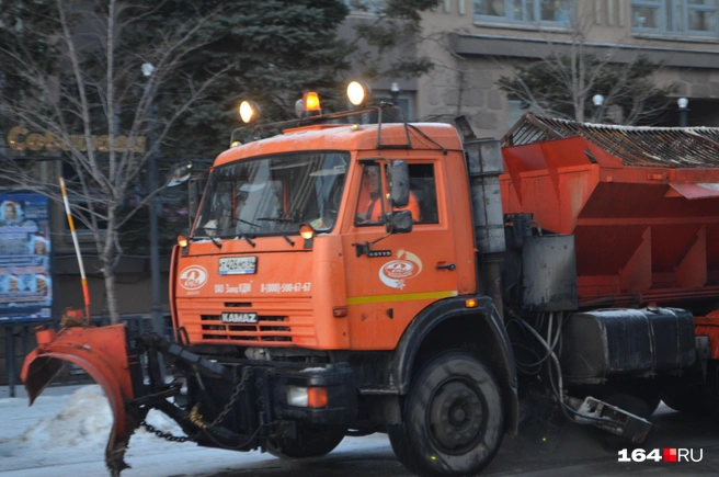 По проспекту едет уборочная техника, рабочие приводят город в порядок | Источник: Сергей Петунин / 164.RU