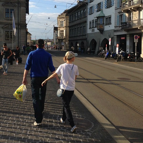 А вот по набережной Цюриха передвигаться стоит исключительно пешком
