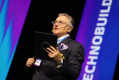 Любовь по соседству: 66-летний Дибров появился с подругой экс-супруги на модном показе