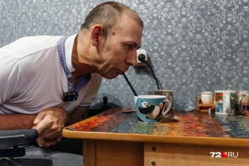 Наливает чай и пьет через трубочку | Источник: Ирина Шарова / 72.RU