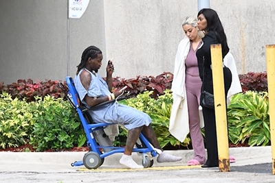 Offset впервые после стрельбы: курит в больничном халате