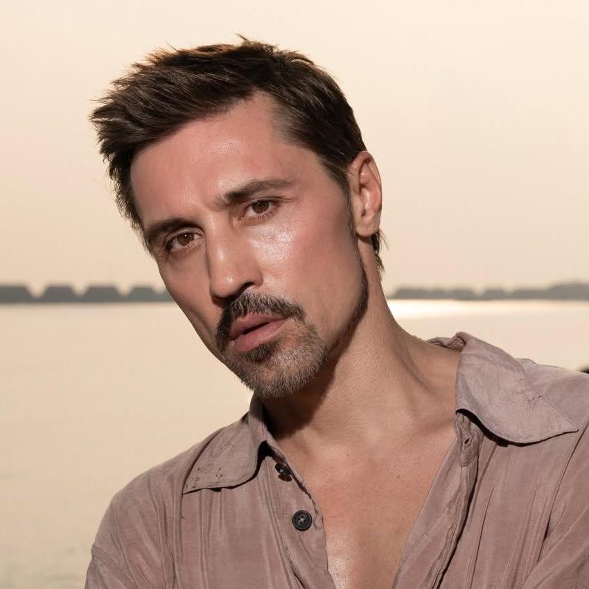 Дима Билан удивил новым образом, показал идеальный пресс и поделился секретами молодости: репортаж с концерта