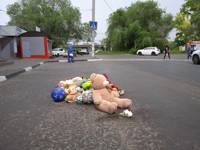 На месте гибели ребенка возник стихийный мемориал | Источник: Дмитрий Сильнов / 173.RU
