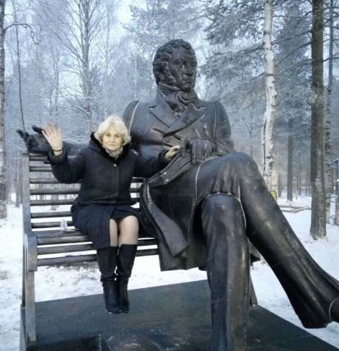 Светлана Котельникова из администрации города тоже прикоснулась к прекрасному | Источник: личный архив