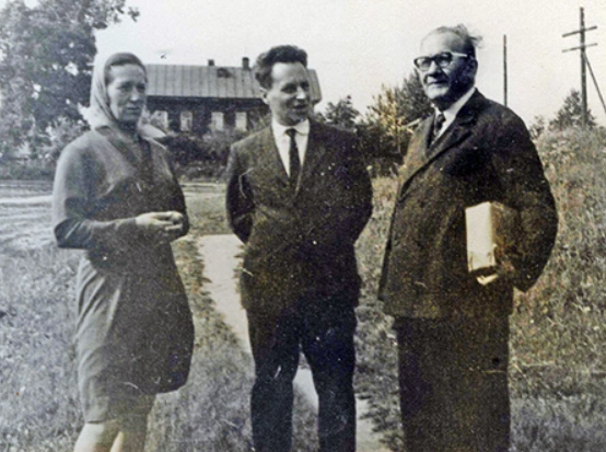 Андрей Моисеевич Диковский (справа) в селе Камешица, где Анна Якимова-Диковская работала учителем, 1975 год | Источник: oiskra.ru