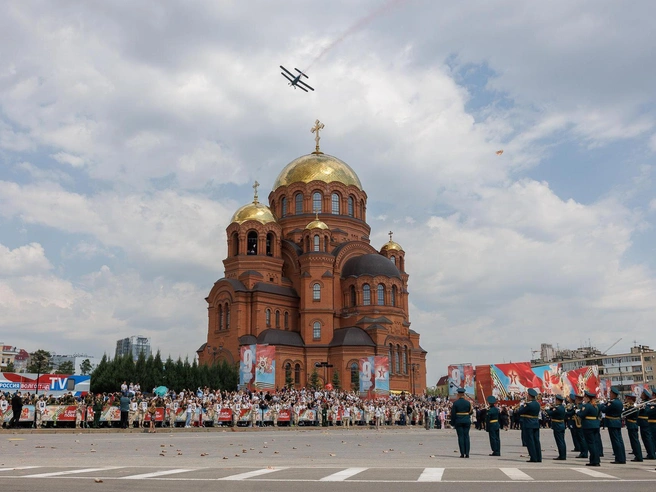 В финале парада над центром города пролетели самолеты АН-2. | Источник: Алексей Волхонский / V1.RU