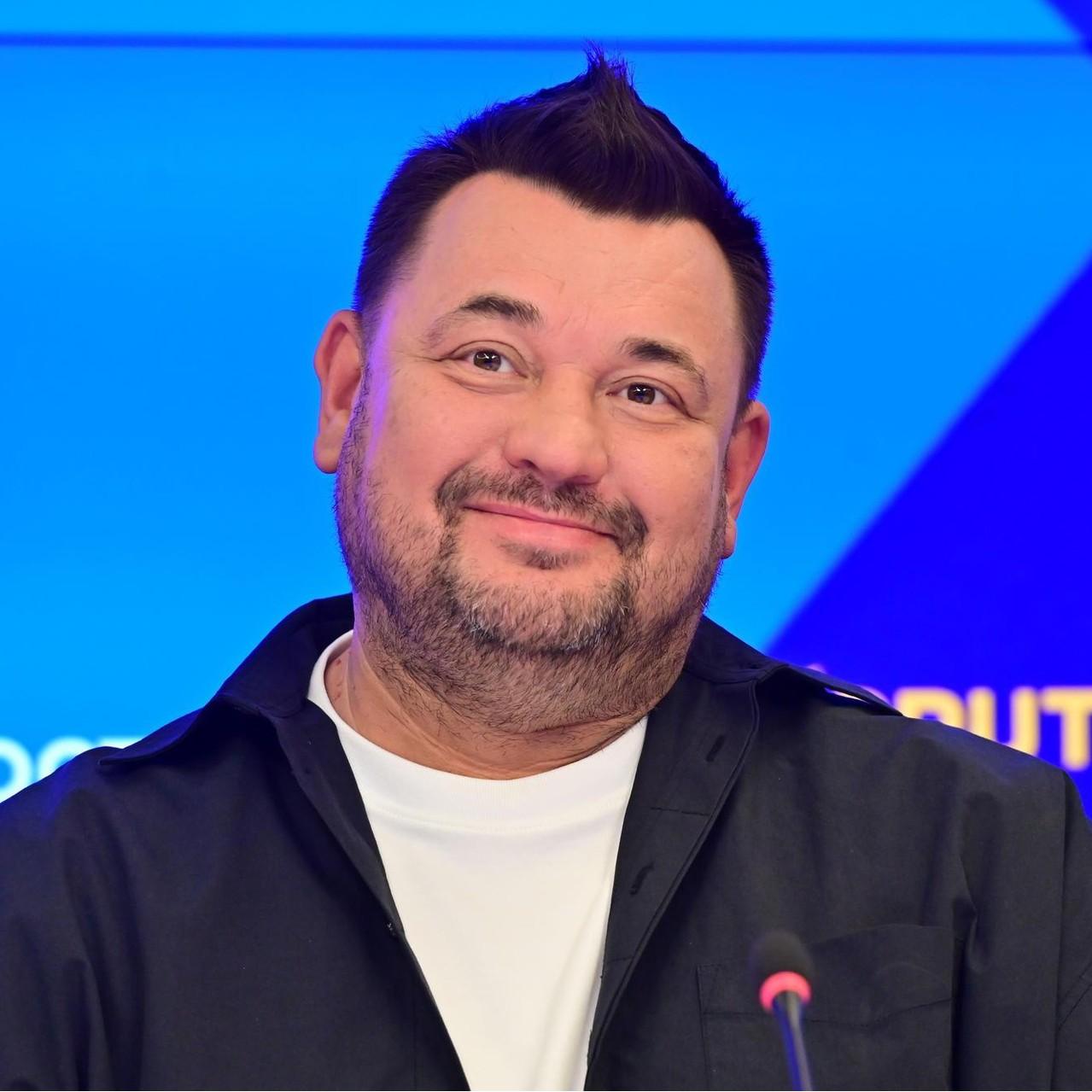 «Каждый раз плачу»: Сергей Жуков показал маму-учительницу, брата-соавтора и красавицу-дочь