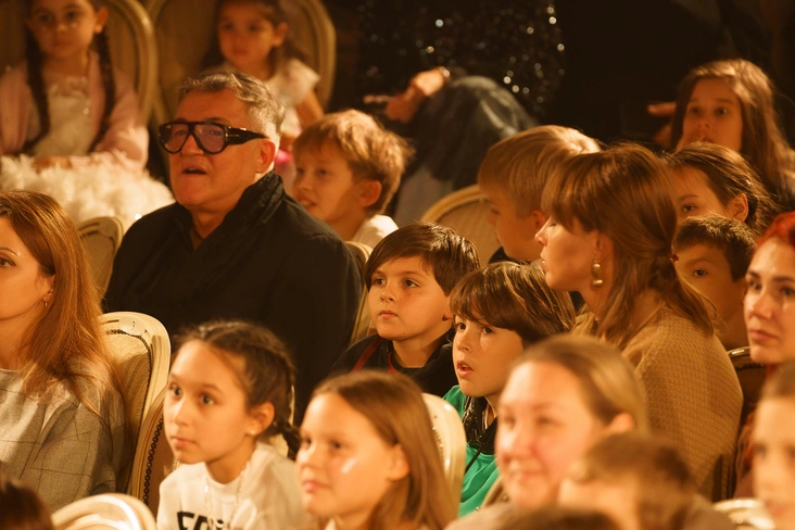 Дмитрий и Полина Дибровы с детьми на спектакле