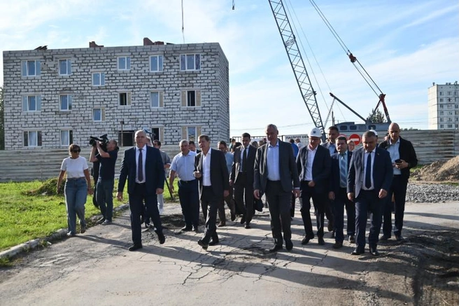 В рабочей поездке также приняли участие депутат ГД Александр Аксененко и председатель Заксобрания региона Андрей Шимкив | Источник: Nso.ru