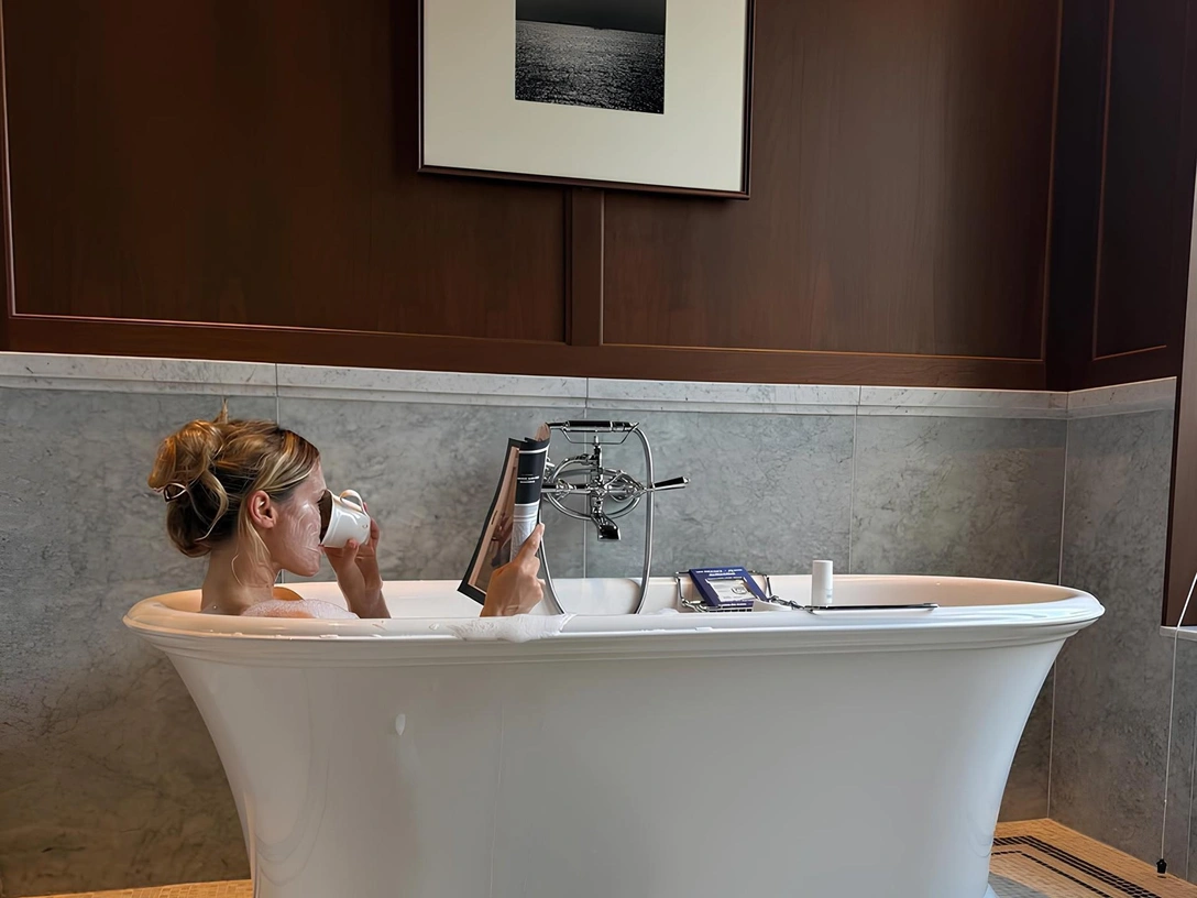 Как процедура «темный душ» влияет на сон и нервную систему | marieclaire.ru