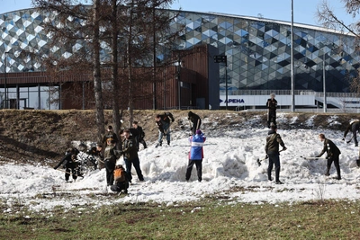 Максим Кудрявцев вышел на городской субботник в парке «Арена»