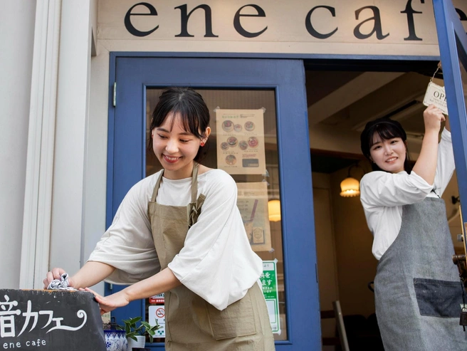 Иногда, чтобы найти покой, нужно просто открыть нужную книгу в уютном кафе — и дать сердцу выдохнуть | Источник: sh_mio/sh_mio / Ru.freepik.com