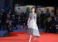 Образ дня: Кристен Стюарт на премьере фильма «Равные»