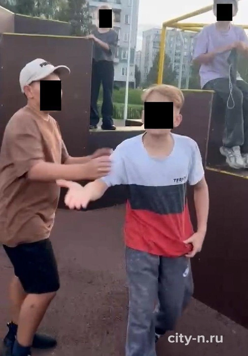 За один день эта группа подростков успела избить еще одного мальчика и сломать детские качели | Источник: www.city-n.ru