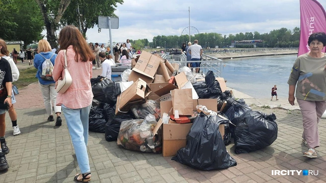 В десятке метров от торта образовалась мусорка, но ее довольно скоро убрали | Источник: Виктор Лучкин / «ИрСити»