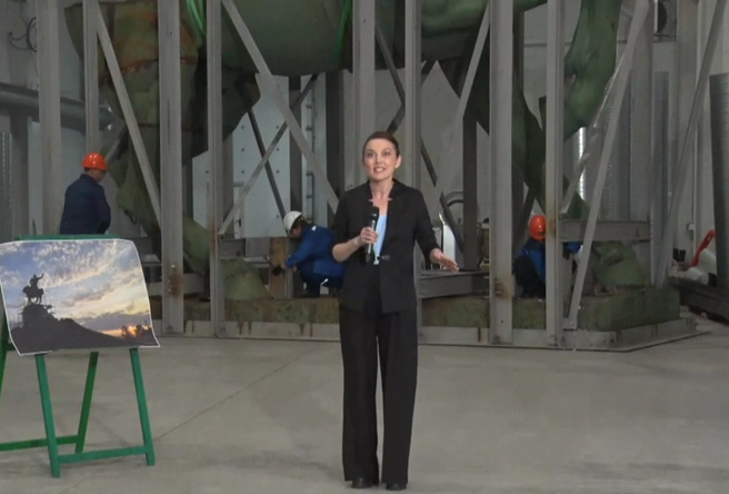 На заднем фоне&nbsp;— нижняя часть памятника Салавату Юлаеву | Источник: БСТ