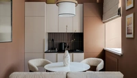 Кровать в гостиной, бронзовые зеркала и рыжий кот: квартира 32 м² в центре Великого Новгорода