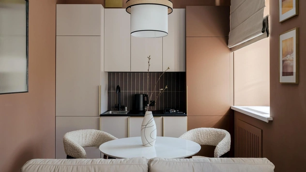 Кровать в гостиной, бронзовые зеркала и рыжий кот: квартира 32 м² в центре Великого Новгорода