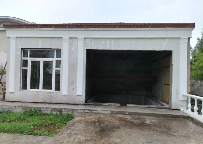 В отдельной постройке, судя по фото, сделали чашу под бассейн | Источник: сайт по поиску объявлений 