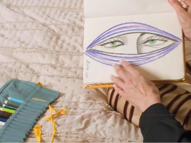 Журналистка показала художественный альбом, в котором хранит скетчи и мысли талантливых людей | Источник: В гостях у Светланы Бондарчук | The Blueprint / YouTube.com