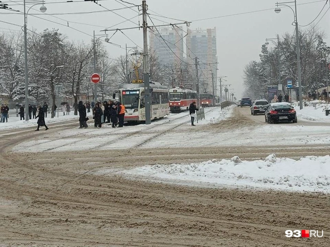 Авария с трамваями на улице Московской. Видно, что дороги здесь не чистили | Источник: 93.RU
