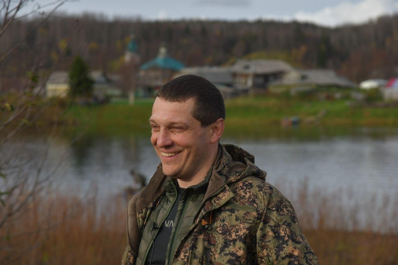 Охотник на неделю прилетел в глубинку Архангельской области, где медведи разносят дома: его прогноз